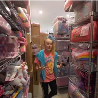 Untuk menyimpan semua merchandise bertema Jojo Siwa, salah satu kamar di rumah tersebut diubah menjadi semacam gudang penyimpanan. Kamar tersebut berisi mainan, buku, bantal dan produk-produk lainnya dengan merek Jojo Siwa. Foto: Screenshot YouTube/ Its Jojo Siwa