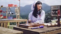 Pernah terlibat dalam film Cooking Camp, Chloe tampak keren memakai seragam chef. Sudah cocok belum nih jadi chef sungguhan? Foto: Instagram chloexaviera