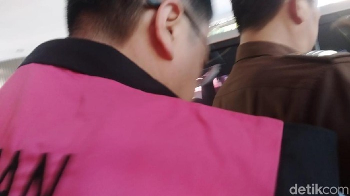 Benny Tjokrosaputro Memakai Rompi Tahanan di Kejagung
