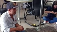 Petugas dealer Yamaha SIP Siaga di Kecamatan Genteng butuh waktu 7,5 jam untuk menghitung uang koin yang dibawa warga tersebut. Foto istimewa
