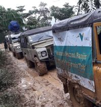Saat Land Rover Tua Diandalkan untuk Bantu Korban Bencana Bogor