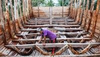 Pekerja menyelesaikan pembuatan kapal motor di Desa Tanjung, Natuna, Kepulauan Riau, Selasa (14/1/2020).