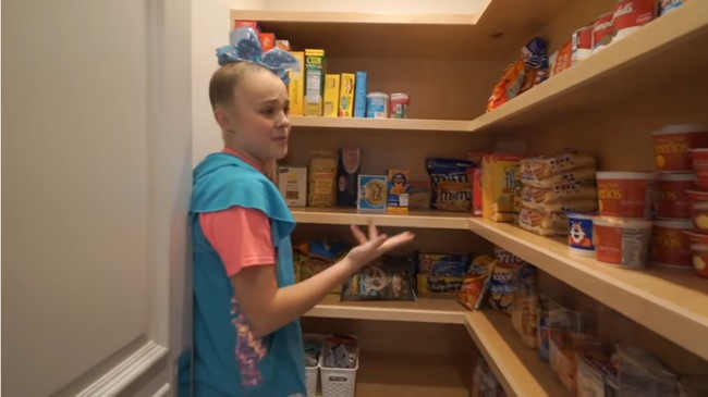 Jojo Siwa punya ruang sendiri khusus untuk menyimpan camilan kesukaannya. Mulai dari pretzel hingga mie instan. Foto: Screenshot YouTube/ Its Jojo Siwa
