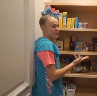 Jojo Siwa punya ruang sendiri khusus untuk menyimpan camilan kesukaannya. Mulai dari pretzel hingga mie instan. Foto: Screenshot YouTube/ Its Jojo Siwa