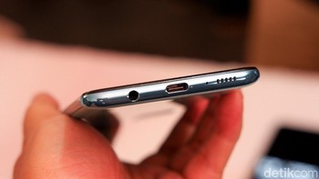 Samsung masih menyematkan jack audio 3,5 mm untuk menemani USB Type C dan speaker. Foto: Adi Fida Rahman/detikINET