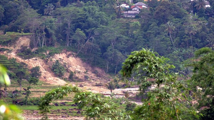 Suasana perkampungan rawan bencana tanah longsor di Sukajaya, Kabupaten Bogor, Jawa Barat, Senin (13/1/2020). Gubernur Jawa Barat Ridwan Kamil mengatakan akan merelokasi sedikitnya dua ribu Kepala Keluarga dari 11 Desa di Kecamatan Sukajaya, Kabupaten Bogor yang menjadi korban akibat bencana tanah longsor pada Rabu (1/1/2020). ANTARA FOTO/Arif Firmansyah/wsj.