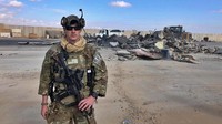 Potret pasukan militer AS bersenjata lengkap terlihat bersiaga dan menjaga area pangkalan udara  Ain al-Asad yang rusak berat usai menjadi sasaran puluhan rudal Iran. AP Photo/Ali Abdul Hassan.