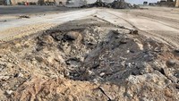 Rudal tersebut membentuk sebuah lubang yang cukup besar di area sekitar pangkalan udara Ain al-Asad yang diketahui sebagai markas militer Irak terbesar yang menjadi markas tentara asing. AP Photo/Ali Abdul Hassan.