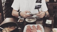 Tak hanya makanan Korea dan Pizza, Zico juga terlihat sedang menyantap sushi salmon yang menggiurkan tersebut. Foto: Istimewa