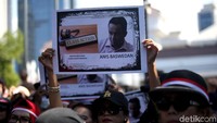 Massa kontra Anies menamakan kelompok mereka sebagai Suara Rakyat Bersatu. Jakarta Bergerak adalah nama aksi kubu pengkritik Anies.