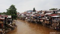 Saat ini bantaran sungai yang akan dinormalisasi masih menjadi permukiman warga dengan mayoritas bangunan semi permanen.