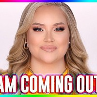 Dalam video berjudul Im Coming Out, Nikkie mengungkapkan tentang masa lalunya. Video berdurasi 17 menit itu mengungkapkan bahwa sejak kecil, dia sudah merasa beda dengan jiwa yang feminin.  Foto: Instagram