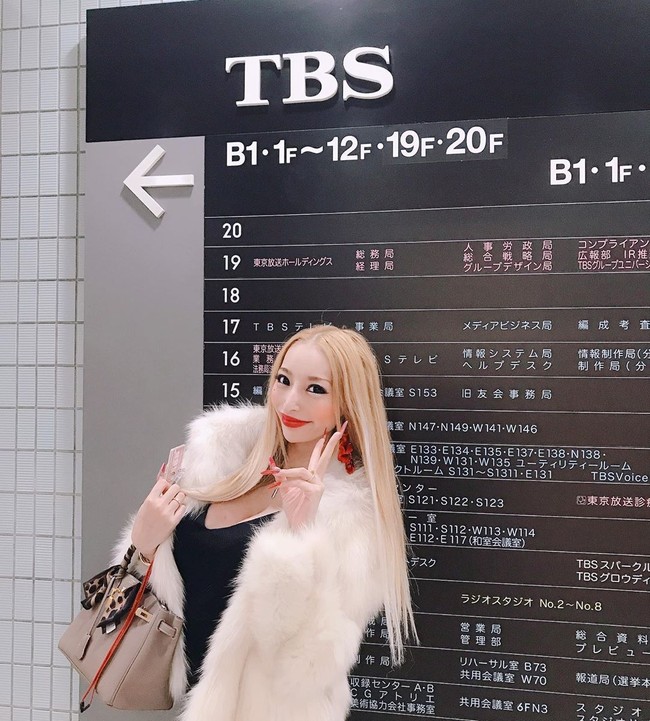  Menurut Kato Sari, apa yang dilakukannya adalah hal yang wajar karena baginya ini adil sebab wanita harus menanggung kehamilan dan melahirkan, tetapi pria tidak harus melakukan apa-apa, hanya bekerja keras untuk mendapatkan uang untuk keluarga. Banyak netizen mengkritik Kato Sari karena menganggapnya begitu materialistis. Foto: Instagram