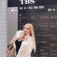  Menurut Kato Sari, apa yang dilakukannya adalah hal yang wajar karena baginya ini adil sebab wanita harus menanggung kehamilan dan melahirkan, tetapi pria tidak harus melakukan apa-apa, hanya bekerja keras untuk mendapatkan uang untuk keluarga. Banyak netizen mengkritik Kato Sari karena menganggapnya begitu materialistis. Foto: Instagram