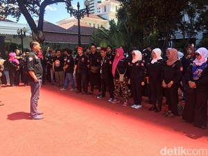 Massa Pro-Anies Baswedan Apel di Halaman Balai Kota DKI