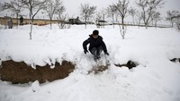 Seperti diketahui, Afghanistan kini tengah mengalami musim dingin. Salju pun terlihat di di berbagai sudut Kota Kabul, Afghanistan. AP Photo/Rahmat Gul.
