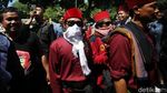 Berbaju Pangsi, Massa Pro-Anies Gelar Aksi di Balai Kota DKI