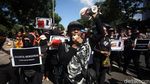 Poster Impeach Anies Baswedan Ramaikan Demo di Balai Kota
