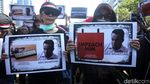 Poster Impeach Anies Baswedan Ramaikan Demo di Balai Kota