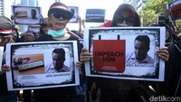 Selain membawa poster berisi kritikan untuk Anies Baswedan, massa kontra Anies tersebut juga turut menyanyikan yel-yel saat mengikuti aksi unjuk rasa tersebut.