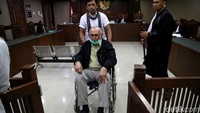 Kivlan Zen didakwa atas kepemilikan senjata api (senpi) ilegal dan peluru tajam. Senpi dan peluru dibeli dari sejumlah orang tanpa dilengkapi surat. Kivlan Zen didakwa dengan Pasal 1 ayat (1) UU Nomor 12/drt/1951 jo Pasal 55 ayat (1) ke-1 KUHP atau Pasal 1 ayat (1) UU Nomor 12/drt/1951 jo Pasal 56 ayat (1) KUHP.