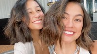 Remaja cantik ini begitu dekat dengan sang tante. Terlihat Chloe dan Agnez memamerkan gaya rambutnya yang terlihat mirip. Foto: Instagram chloexaviera