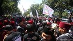 Berbaju Pangsi, Massa Pro-Anies Gelar Aksi di Balai Kota DKI