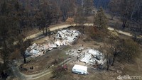 Kondisi rumah yang rusak cukup berat dan ada pula yang tak bersisa akibat hangus terbakar membuat warga mengungsi ke tempat yang lebih aman. AP Photo/Sam McNeil.