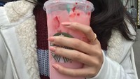 Di Los Angeles, Chloe membeli minuman Starbucks menggemaskan dengan warna pink. Terlihat matching dengan nail art yang tengah ia kenakan. Foto: Instagram chloexaviera