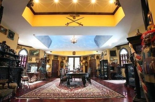 Walaupun kastil ini terlihat mengerikan dari bagian luarnya, ternyata bagian dalam kastil ini jauh berbeda. Lihat saja, terlihat sangat cantik dan mewah bukan? Foto: dok. buzznick