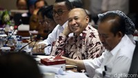 Menteri Koperasi dan UKM Teten Masduki nampak mendengarkan pemaparan yang disampaikan dalam rapat kerja antara Kementerian Koperasi dan Usaha Kecil Menengah (KUKM) dengan Komite IV DPD RI.