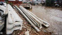 Hingga Januari 2019, normalisasi yang baru dikerjakan sepanjang 16 km dari total 33 km. Itu pun dikerjakan oleh pemimpin Jakarta yang sebelumnya. Dengan kata lain, kepemimpinan Anies program tersebut mandek dan tak berjalan.