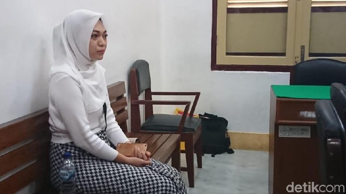 Ahmad Arfah Lubis-detikcom/ Febi Nur Amelia harus menjalani sidang di Pengadilan Negeri Medan gara-gara dilaporkan kasus pencemaran nama baik soal tagihan utang via Instagram. Ahmad Arfah Lubis-detikcom/ Febi Nur Amelia harus menjalani sidang di PN Medan gara-gara dilaporkan kasus pencemaran nama baik soal tagihan utang via Instagram.
