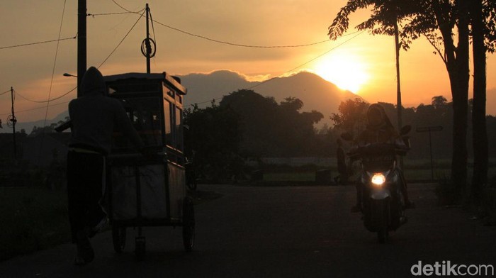 Cuaca pagi hari di wilayah Kabupaten Bandung, Jawa Barat cerah. Matahari pun terbit dengan indah.