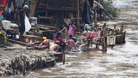 Bantaran sungai juga dijadikan sebagai tempat mencuci pakaian hingga mandi bagi warga yang tinggal disekitar bantaran kali tersebut.
