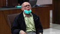 Kivlan Zein batuk-batuk saat menjawab pertanyaan Jaksa Penuntut Umum dalam sidang kasus kepemilikan senjata api (senpi) ilegal dan peluru tajam dengan terdakwa Habil Marati di Pengadilan Negeri Jakarta Pusat, Selasa (14/1/2020).