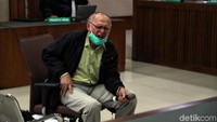 Kivlan meminta majelis hakim tidak melanjutkan memberikan keterangan. Kivlan yang duduk di kursi roda terlihat sering kali batuk-batuk saat menjawab pertanyaan Jaksa Penuntut Umum (JPU). Bahkan Kivlan beberapa kali meminta minum air mineral kepada pengacaranya.