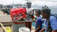Tentunya ini menjadi rejki tersendiri bagi para nelayan dan penjual ikan di Pelabuhan Perikanan Kota Sorong, Papua Barat, Kamis (9/1/2020) lalu. Sejumlah pedagang mengaku harga ikan laut mengalami kenaikan 50 hingga 200 persen dari bulan lalu karena telah memasuki bulan terang dan cuaca ekstrim di wilayah Kepala Burung, Papua Barat bagian utara. ANTARA FOTO/Olha Mulalinda Tentunya ini menjadi rejki tersendiri bagi para nelayan dan penjual ikan di Pelabuhan Perikanan Kota Sorong, Papua Barat, Kamis (9/1/2020) lalu. Sejumlah pedagang mengaku harga ikan laut mengalami kenaikan 50 hingga 200 persen dari bulan lalu karena telah memasuki bulan terang dan cuaca ekstrim di wilayah Kepala Burung, Papua Barat bagian utara. ANTARA FOTO/Olha Mulalinda