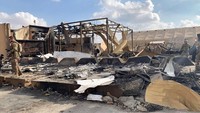 Penampakan salah satu bangunan di kawasan pangkalan udara Ain al-Asad yang porak poranda usai menjadi sasaran rudal Iran. AP Photo/Ali Abdul Hassan.