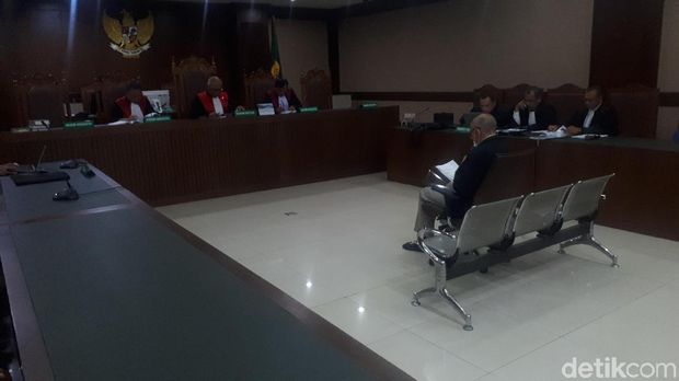 Bertongkat dan Batuk-batuk, Kivlan Zen Jalani Sidang Eksepsi