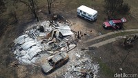 Dilansir dari AP News, dua per tiga rumah warga di kawasan Nerrigundah rusak dan hangus terbakar. Kebakaran tersebut juga turut menewaskan satu orang warga yang diketahui berusia 71 tahun. AP Photo/Sam McNeil.