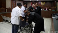 Hakim pun meminta pihak keluarganya untuk membantu Kivlan. Kemudian salah satu pihak keluarga membawa Kivlan keluar ruang sidang Kusuma Atmadja 3. 