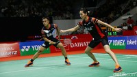 Gloria berusaha mengembalikan bola.
