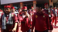 Mereka berkumpul di lapangan Blok G, Balai Kota DKI Jakarta.