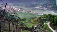 Zona demiliterisasi (DMZ) antar kedua negara sepanjang 250 kilometer dengan lebar rata-rata 4 kilometer. Militer tetap ada dan sangat jarang warga sipil diizinkan masuk ke DMZ (Foto: CNN)