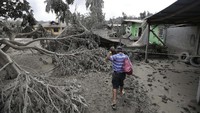 Warga Laurel, Provinsi Batangas kembali dari pengungsian untuk mengecek rumah mereka. 