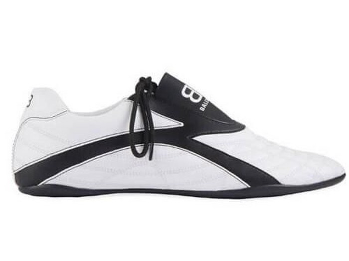 Balenciaga rilis sneakers mirip sepatu bola. (Foto: Dok. Balenciaga) Balenciaga rilis sneakers mirip sepatu bola. (Foto: Dok. Balenciaga)