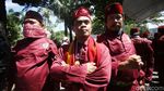 Berbaju Pangsi, Massa Pro-Anies Gelar Aksi di Balai Kota DKI