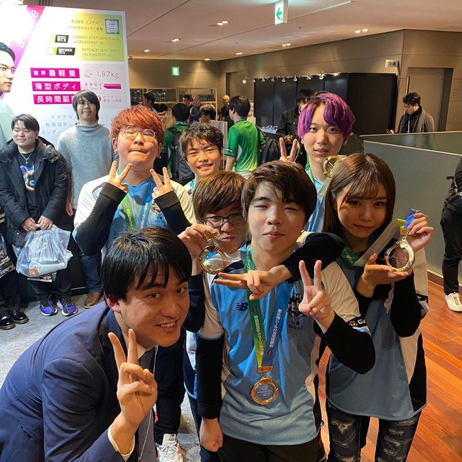 Miyu bersama rekan-rekan satu timnya dari SMA N di Okinawa menjadi pemenang pertama kejuaraan game yang diselenggarakan The Mainichi Newspapers Co. Menjadi satu-satunya wanita dalam pertandingan, ia memang bertekad untuk menang dan tak mau direndahkan. Foto: Instagram @miyu_0v0