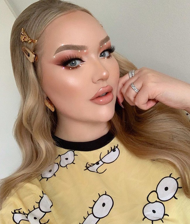 Dengan channel Youtube bernama Nikkie Tutorials, transgender dengan nama asli Nikkie de Jager itu berhasil menggaet pasarnya. Nikkie memiliki 12,5 juta subscriber. Transgender 25 tahun itu berhasil melakukan kerjasama dengan brand-brand kosmetik besar. Sebut saja Maybelline hingga Too Faced. Di 2017, Nikkie menjadi 10 besar beauty influencer terpopuler menurut Forbes.  Foto: Instagram